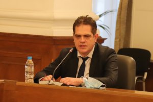 Заповедта за пълно затваряне на големите магазини за нехранителни стоки просъществува само три