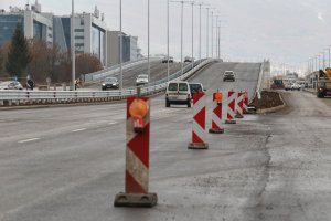 Въпреки вчерашното отваряне за движение на още един участък от