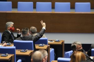 Дебатите върху внесените от кабинета промени в Закона за обществените