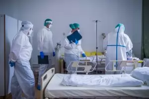 Франция дава гражданство на стотици работници на първа линия 