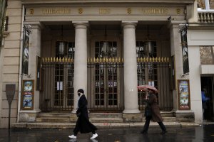 Кривите на заболеваемостта продължават да предопределят разнородните правителствени решения в