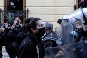 Над 100 са вече задържаните в центъра на Атина за