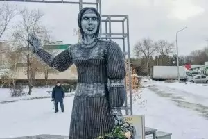 Грозен паметник си вдига цената, защото прилича на отиващата си година