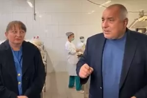 Борисов без маска в хлебозавод: Излизаме от пандемията, свиквайте!