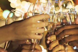 Въпреки забраната ресторантите в хотелите да работят след 22 часа интернет изобилства