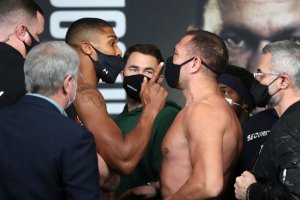 Напрежение съпътства официалното претегляне на боксьорите преди мача за световната