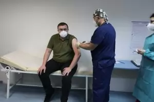 Здравният министър пръв се ваксинира в България 