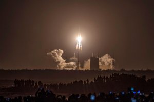 Китайският спускаем модул на космическия апарат Чанъе 5 успешно кацна на