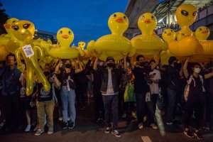 Банкок беше обхванат от лудост по гумените патици които продемократичните