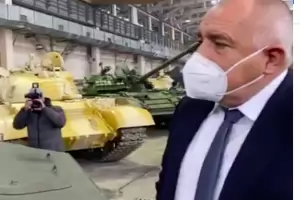 Премиерът употреби и армията в рекламните си турове с джипката