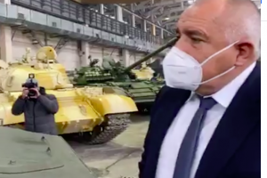 Бойко Борисов не подмина и армията в рекламните си кръгчета с