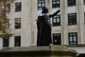 В английският град Бристол се появи паметник на Дарт Вейдър