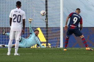 Реал Мадрид претърпя изненадваща домакинска загуба от 10 ия в класирането Леванте  с