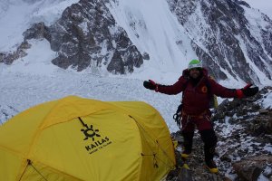 От две седмици светът на алпинизма се вълнува от нова драма