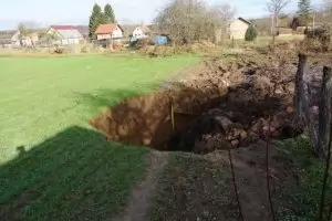 Кратери зейнаха в Петриня след трусовете