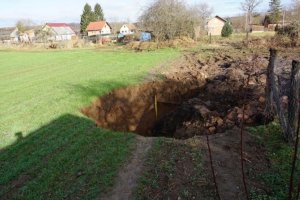 Огромни кратери се отвориха в земята край хърватския град Петриня