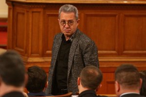 Не е работа на законодателната и изпълнителната власт да кадруват