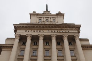 Различни по дух заявки направиха двете водещи политически сили на