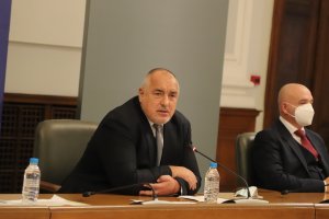 Премиерът Бойко Борисов се появи изненадващо на брифинга но не