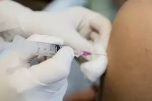 МЗ разиграва смарт часовници на томбола за ваксинирани