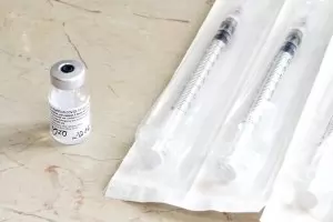 Какво се случва след първата доза ваксина