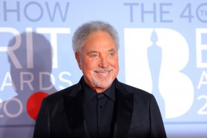 Сър Том Джоунс заяви че се чувства неуязвим и куршумоустойчив