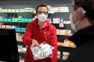 Франция забрани носенето на маски ушити в домашни условия тъй