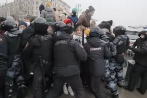 Властта в Русия започна с арестите още преди утрешните протести