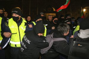 Протестиращи граждани срещу управлението на страната влязоха в сблъсък с