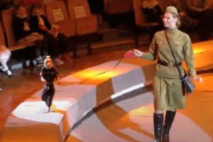 Кадри от цирково представление в Ижевск република Удмуртия Русия включващи маймунка с германска