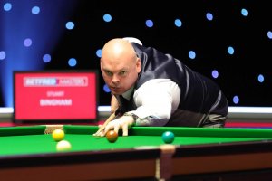 Шампионът Стюърт Бингам започна успешно защитата на титлата си от