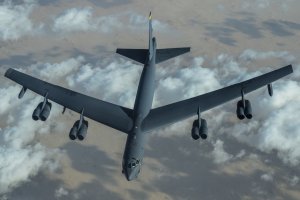 Два американски бомбардировачи В 52 летяха над Близкия изток като демонстрация на потенциала