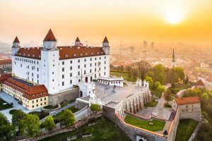 Словакия въведе нови огриничелни мерки в опит да пресече скока