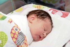 Първото бебе родено в България през 2021 г проплака във