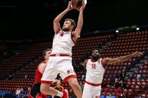 За първи път в кариерата си Александър Везенков реализира дабъл дабъл