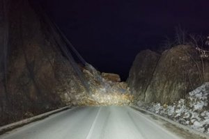 Пътят през Искърското дефиле е затрупан от свлякла се скална