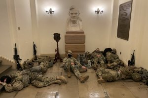 Стотици американски войници осъмнаха тази сутрин по мраморните подове в