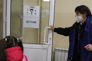 Заради високата заболяемост от коронавирус у нас и учителите да