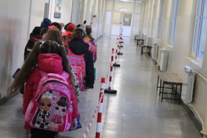 Изключително хаотична се оказва ситуацията в училищата в страната в средата