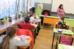 Големите ученици от 5 12 клас към момента учат дистанционно до