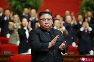 Севернокорейският лидер Ким Чен ун присъства на изложение на оръжейни