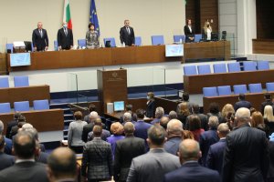 Със засилване на политическото противопоставяне между управляващите и опозицията и