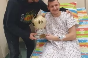 Ив. Попов даде награда за Футболист №1 на оперирания Неделев