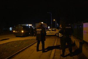 Прокуратурата и МВР арестуваха трима пътни полицаи за взети от