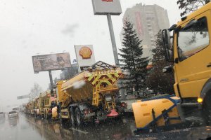 Над 220 машини обработват и почистват пътищата от републиканската пътна