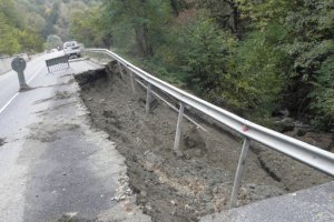 Подпорна стена е рухнала и е нанесла сериозни щети на