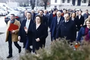 Нинова пита съпартийците си с кого да се коалира след изборите