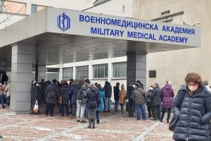 Дълги опашки от чакащи за ваксина се извиха пред имунизационните
