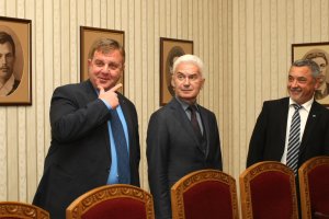 Някои политици наистина нямат мярка Ежедневно разиграват ролята на принципни