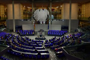 Заплатите на депутатите в Бундестага ще бъдат намалени от 1